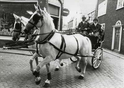 812821 Afbeelding van een trouwcoupé van Stalhouderij Schoonhoven-Buytendijk op de hoek van de Keukenstraat en de ...